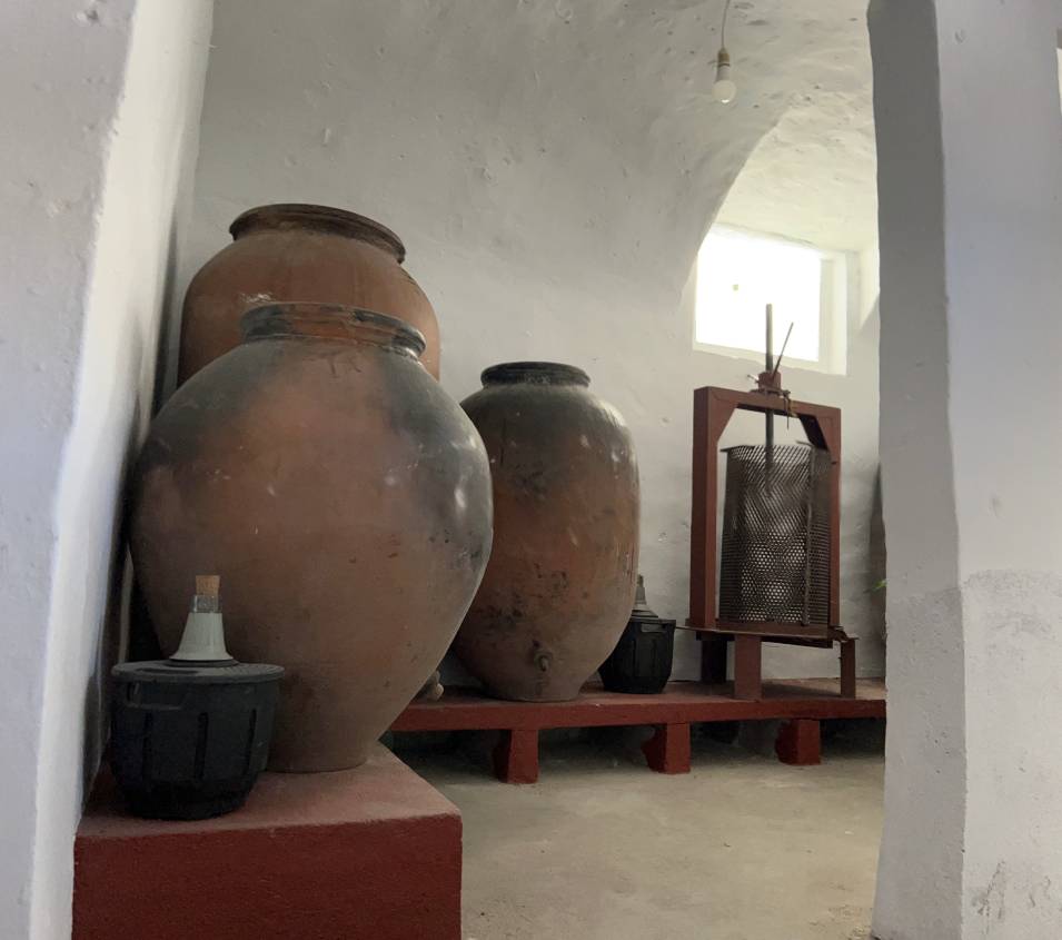 Tinajas en antigua bodega en Casa Rural Fuente Vieja (Malpartida de Plasencia)