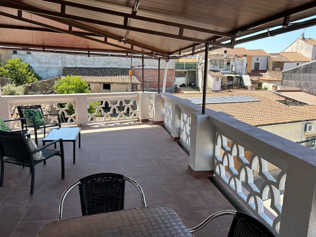 Terraza en la planta superior de la Casa Rural Fuente Vieja (Malpartida de Plasencia)
